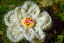 Load image into Gallery viewer, Crochet Flower Hair Clip
